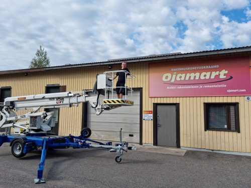 Juha Ojala Swanlift-nivelteleskooppinostimen kyydissä